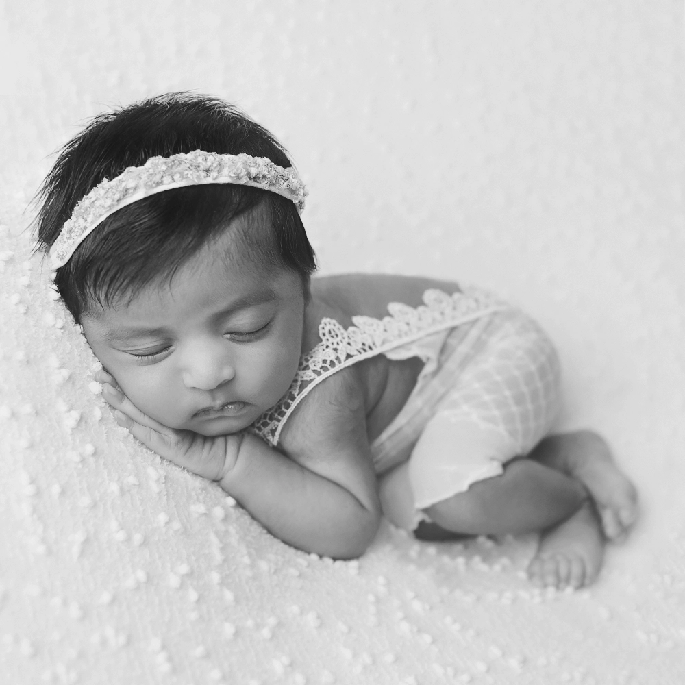 Photographie d'un nouveau n&eacute; en position foetale lors d'une s&eacute;ance photo avec Tiana Photographe Toulouse