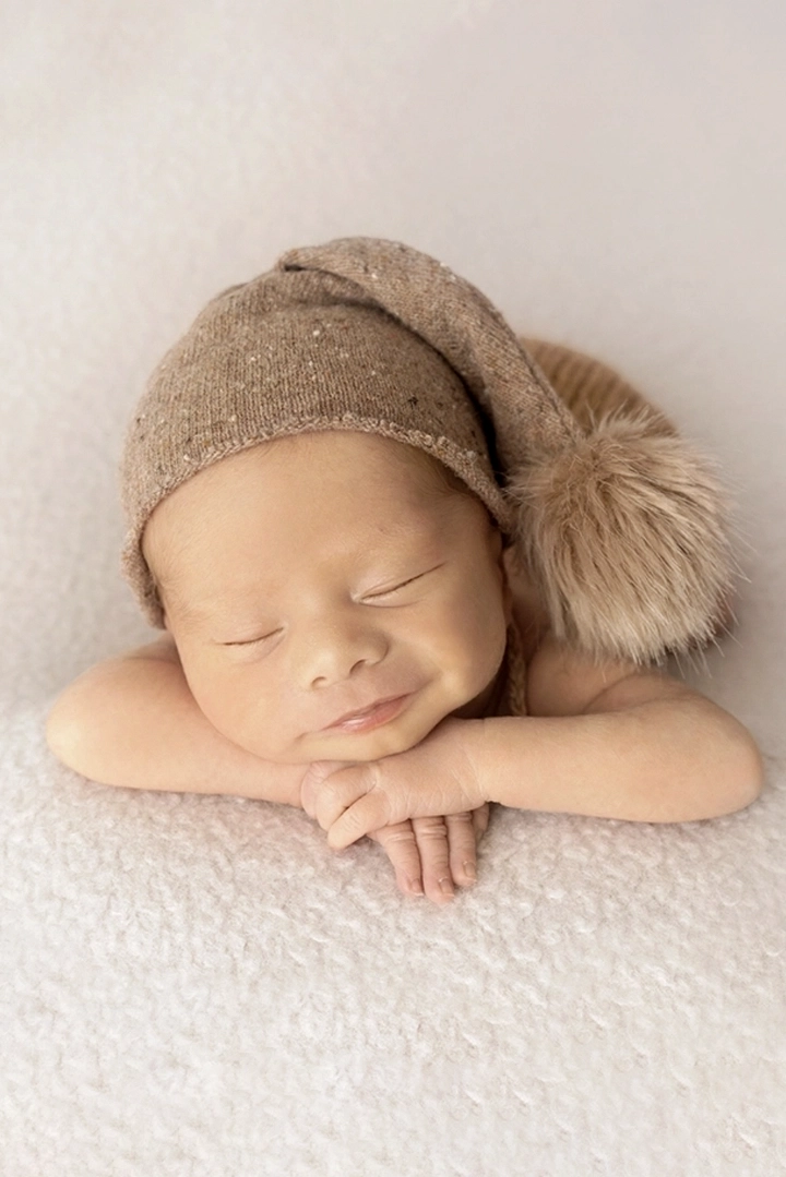 Photographie artistique d'un nouveau n&eacute; durant une s&eacute;ance photo avec Tiana Photographe Toulouse