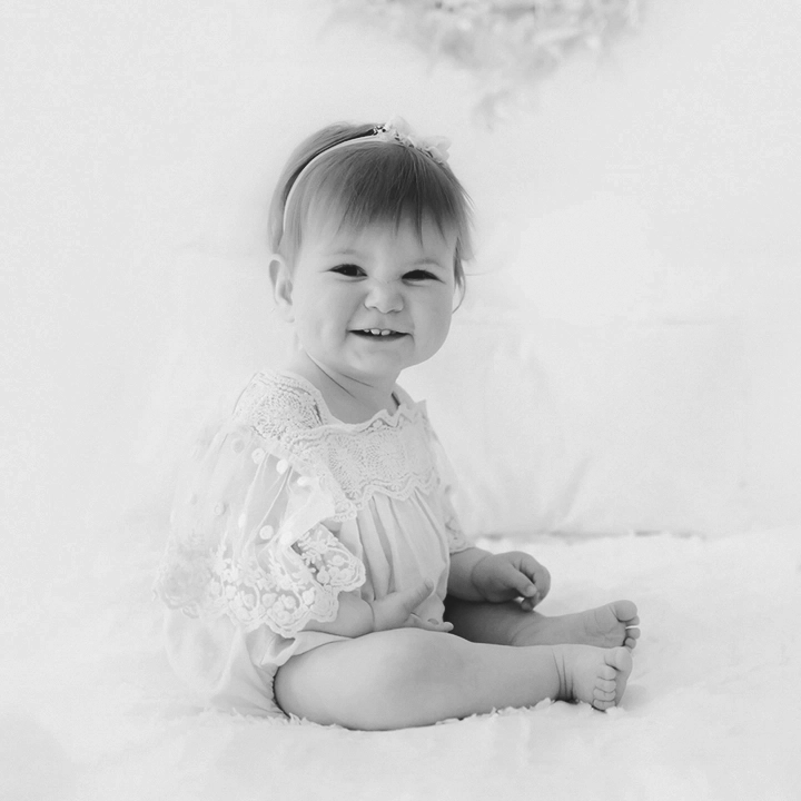 Photo d'un b&eacute;b&eacute; sur un lit lors d'un shooting photo