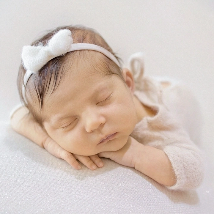 Photographie d'un nouveau n&eacute; qui tienne sa t&ecirc;te lors d'une s&eacute;ance artistique avec Tiana Photographe Toulouse