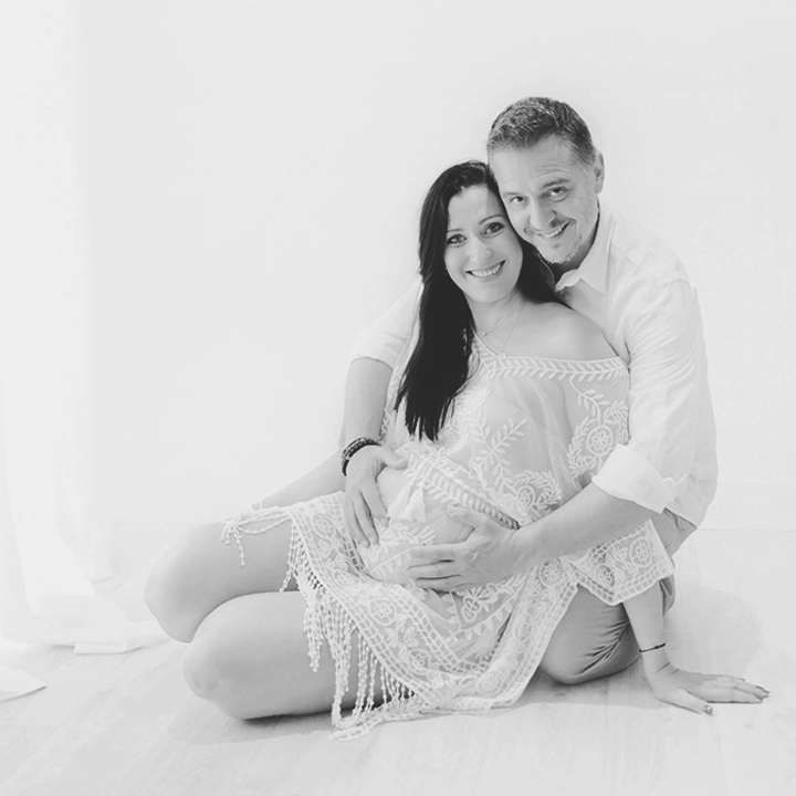 Photo en noir et blanc d'un couple sur le sol dans le studio de Tiana Photo Toulouse