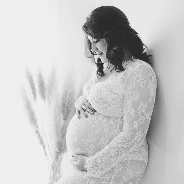 Photo d'une future maman qui regarde son ventre