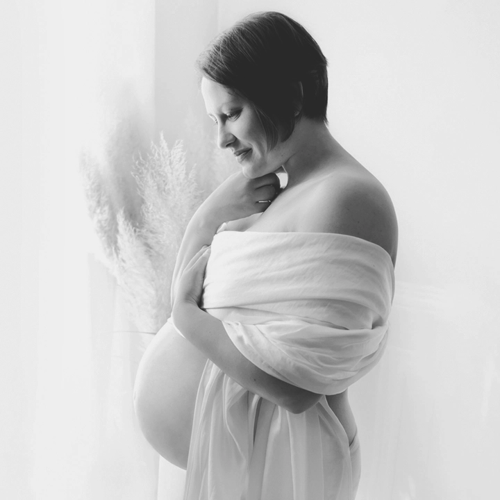 Photo d'une femme enceinte avec un voile lors d'un shooting photo avec Tiana Photographe Toulouse