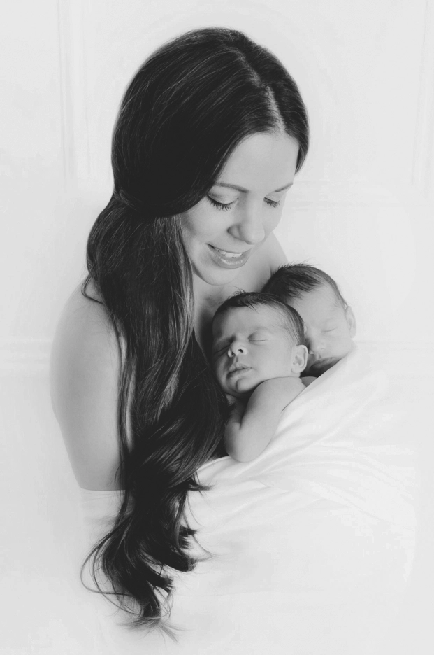 Photo d'une maman qui tient ses jumeaux dans ses bras lors d'une s&eacute;ance photo avec Tiana Photographe Toulouse