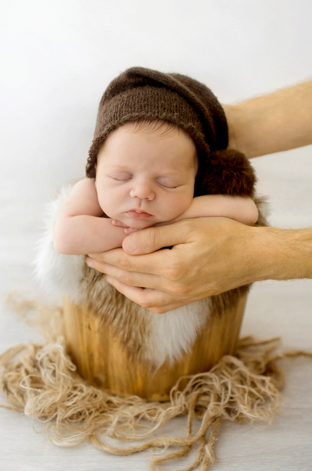 Photo de naissance d'un b&eacute;b&eacute; dans un contenant lors d'une s&eacute;ance photo artistique