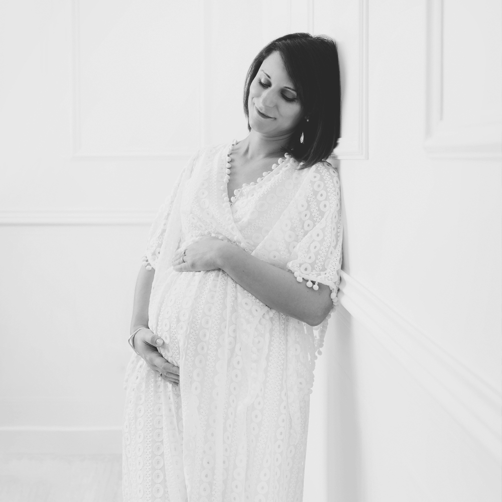 Photo d'une femme enceinte dans le studio de Tiana Photographe Toulouse