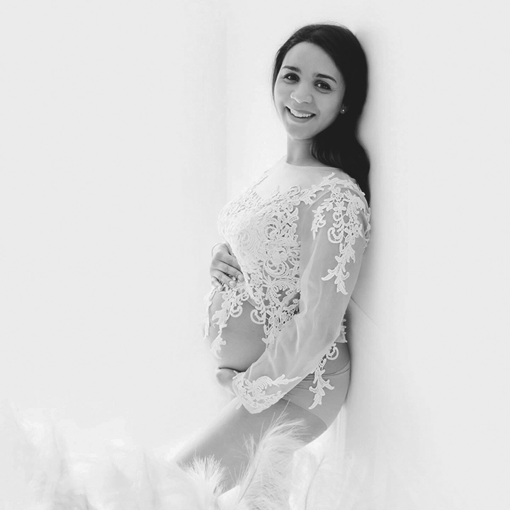 Photo d'une femme enceinte portant un d&eacute;shabill&eacute; lors d'un shooting photo au studio