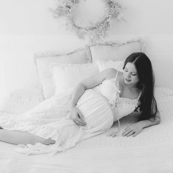 Photo d'une future maman qui est sur un lit lors d'une s&eacute;ance photo avec Tiana Photographe Toulouse 