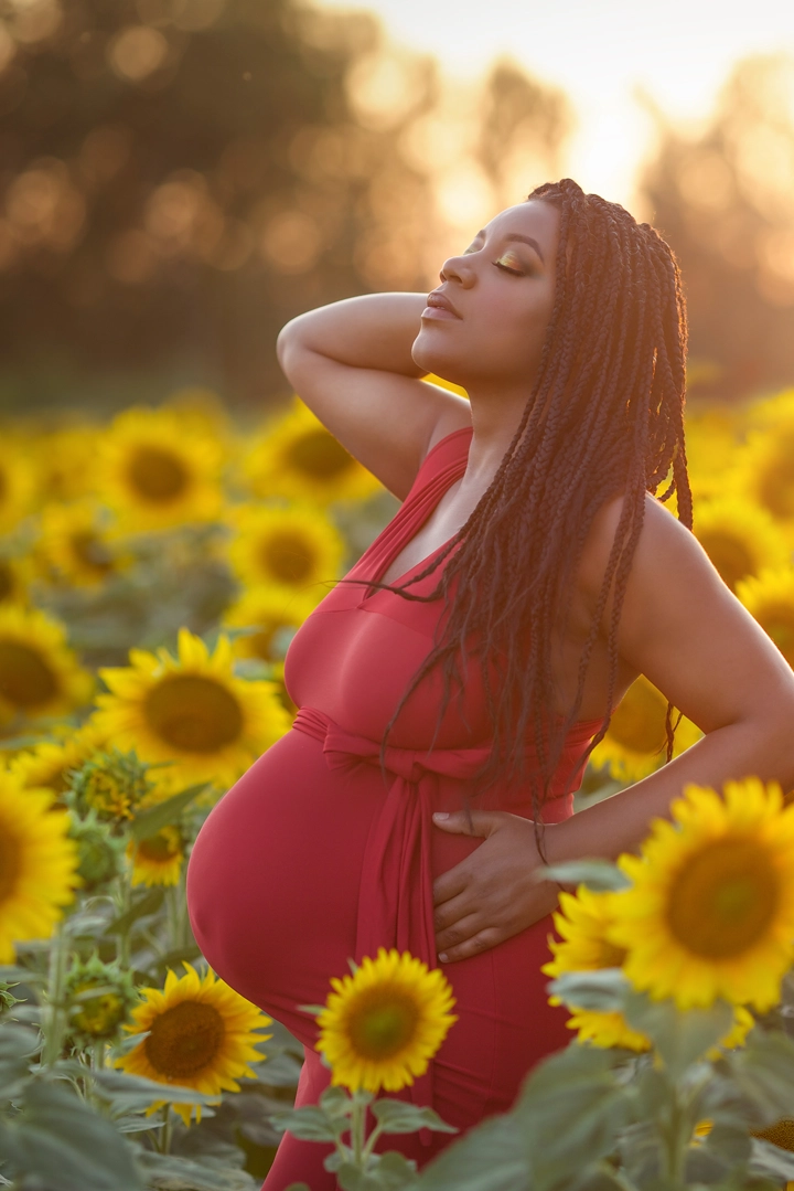 Photo de grossesse dans les champs de Tournesols &agrave; Toulouse