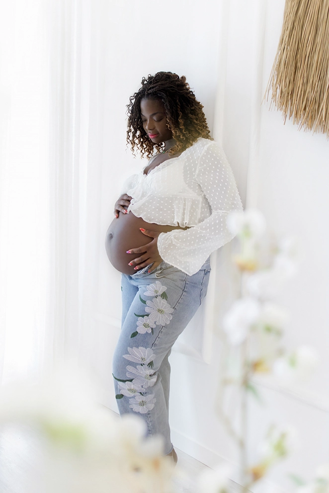 Photo d'une future maman africaine lors d'une s&eacute;ance photo avec Tiana Photographe Toulouse